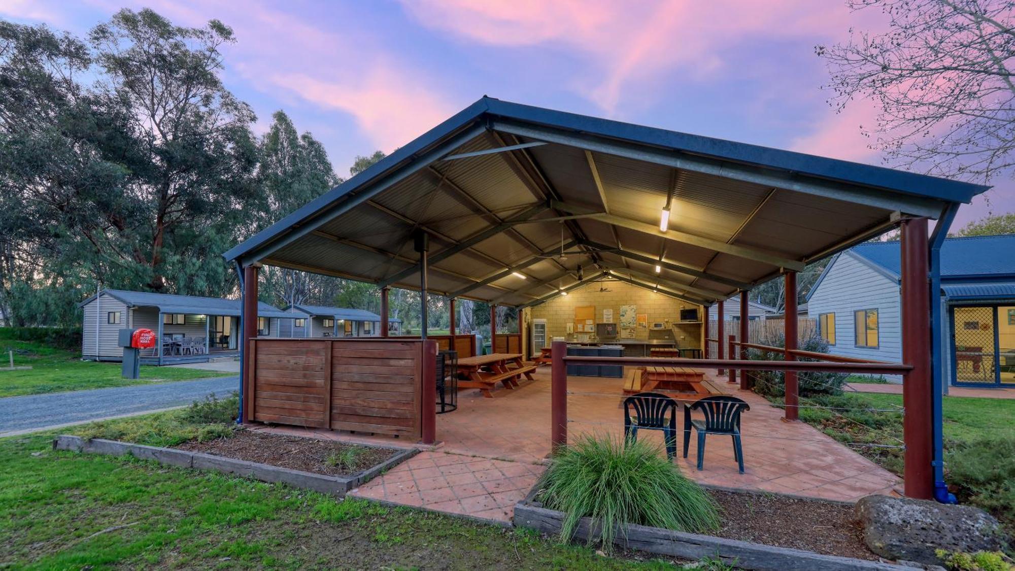 Deniliquin Riverside Caravan Park Bagian luar foto