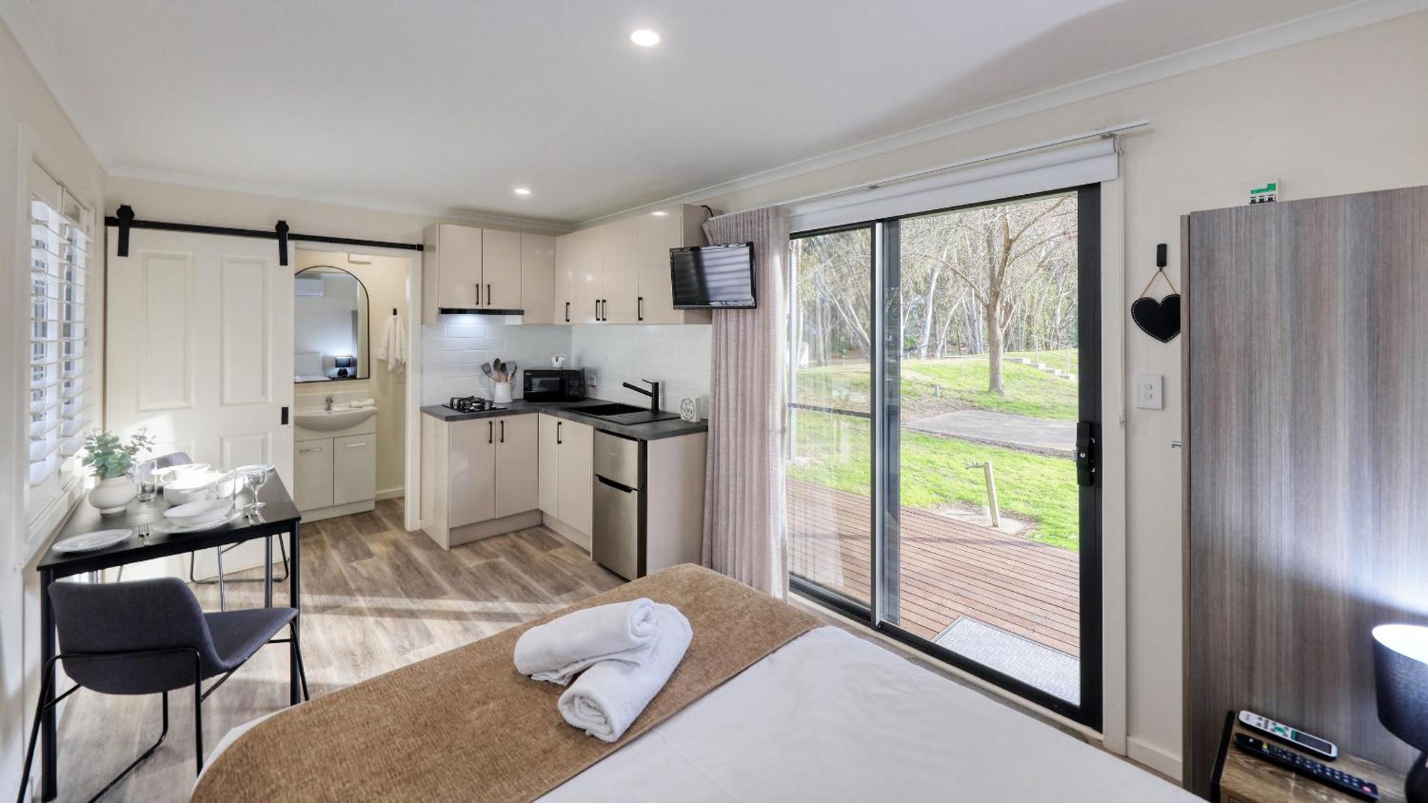 Deniliquin Riverside Caravan Park Bagian luar foto