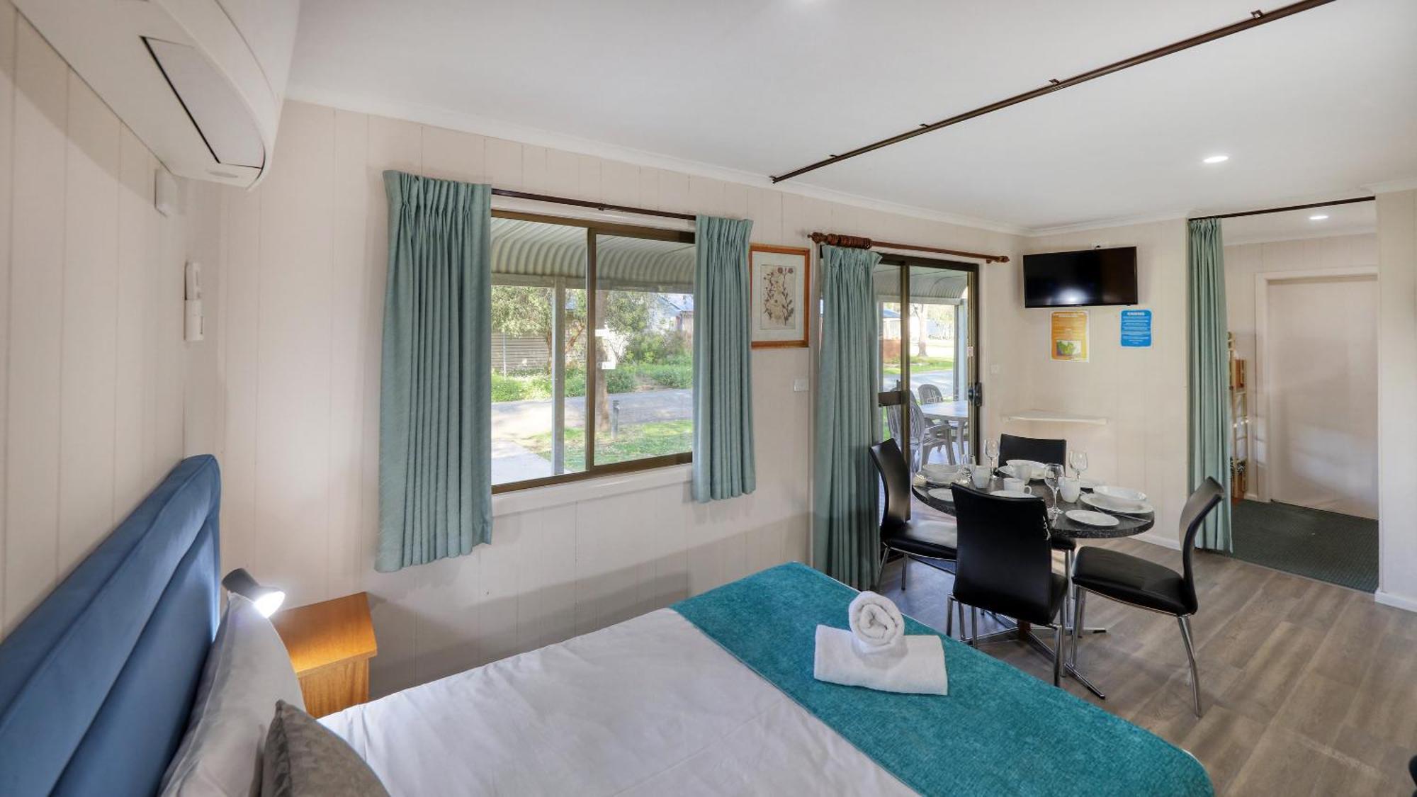 Deniliquin Riverside Caravan Park Bagian luar foto