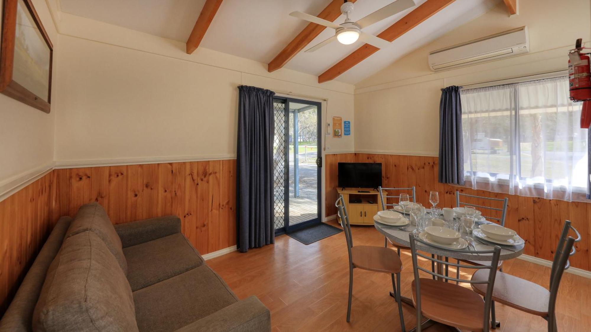 Deniliquin Riverside Caravan Park Bagian luar foto