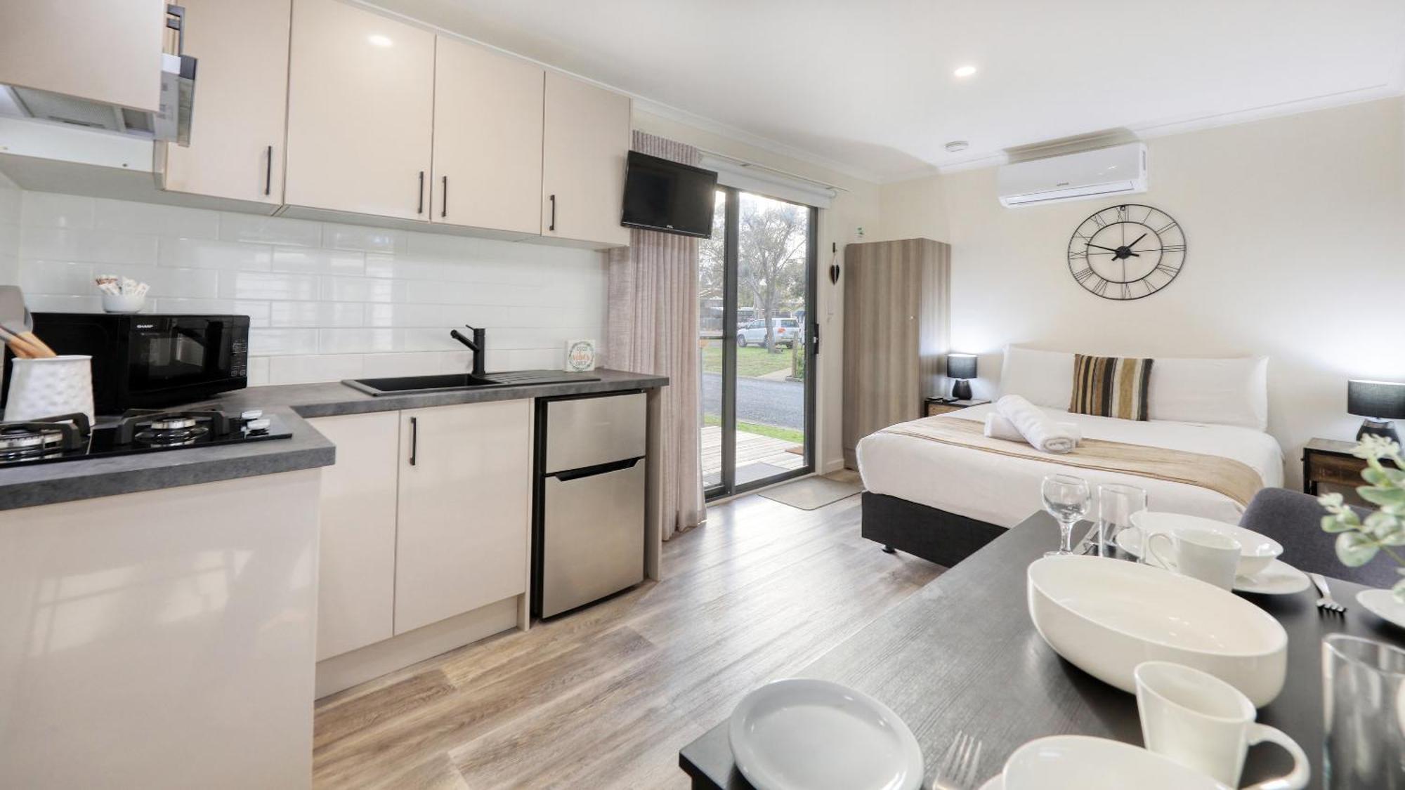 Deniliquin Riverside Caravan Park Bagian luar foto