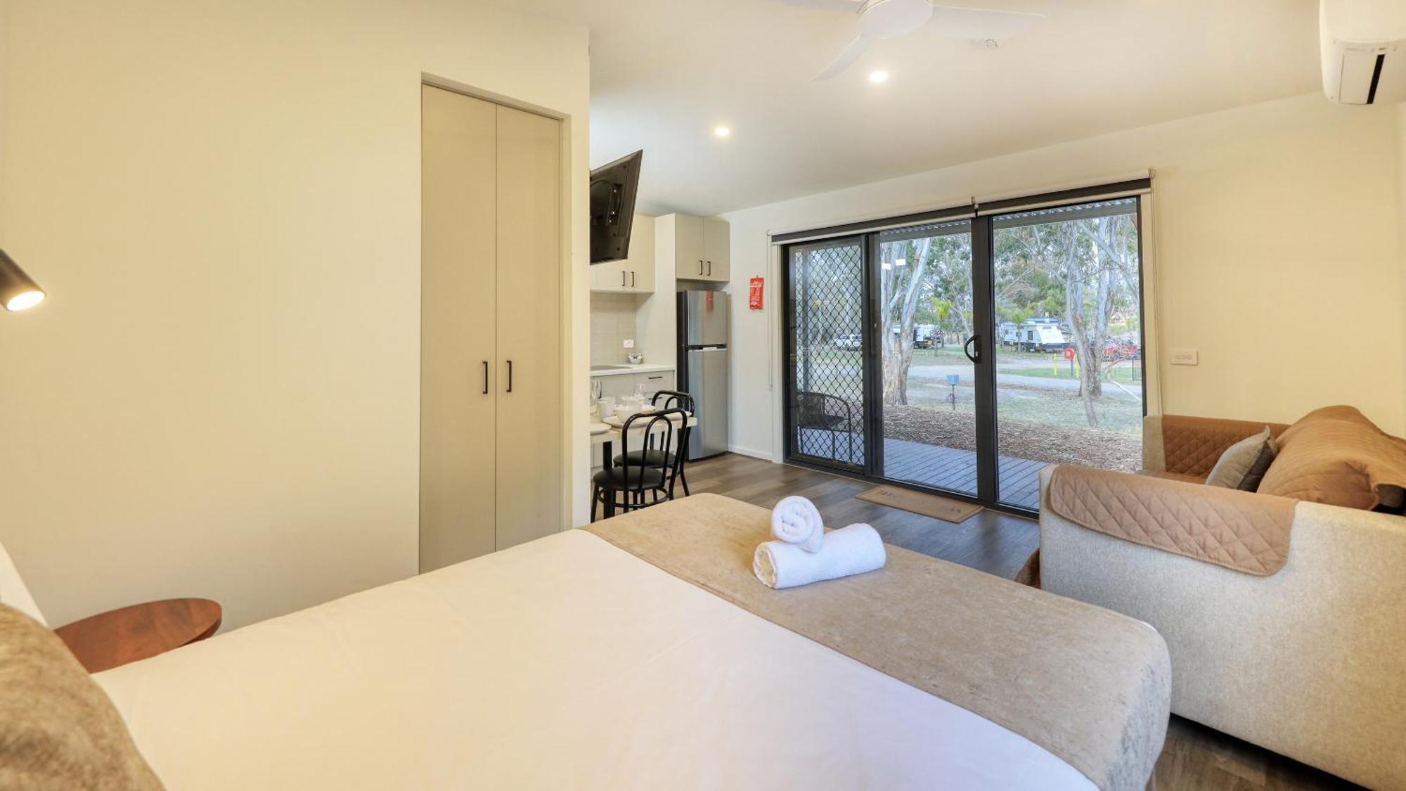 Deniliquin Riverside Caravan Park Bagian luar foto